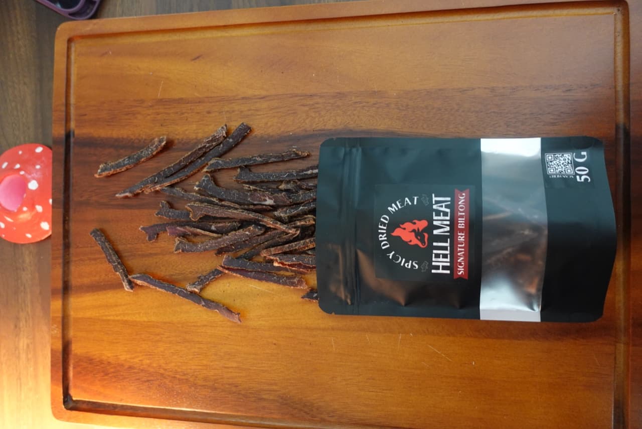 ซอง Signature Biltong ข้างเนื้อบิลตงบนเขียงไม้