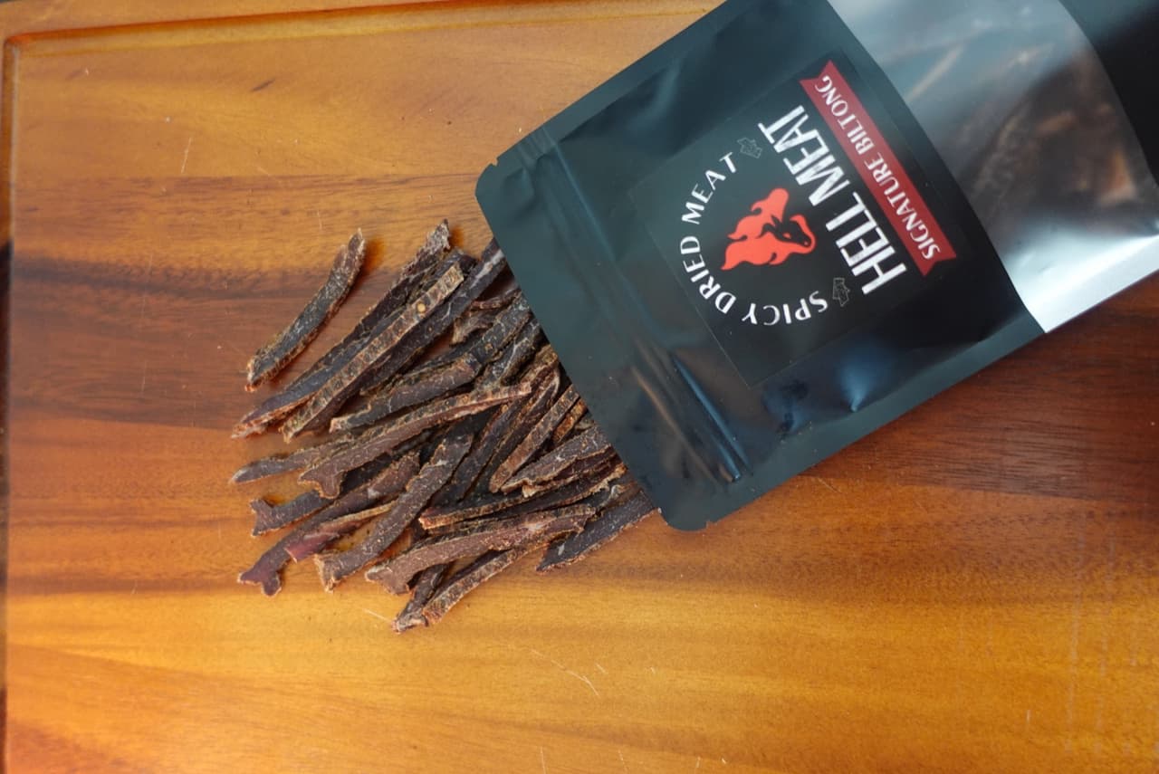 ซอง Signature Biltong เปิดพร้อมเนื้อบิลตงบนไม้