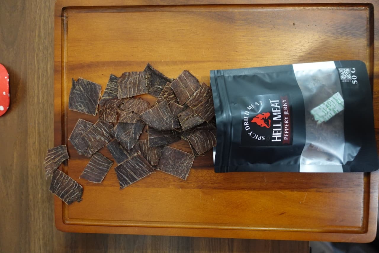ซอง Peppery Jerky และเนื้อบนเขียงไม้